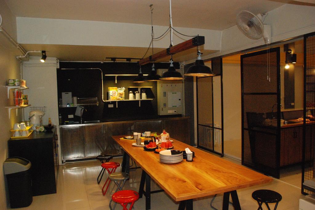 Oyes Hostel Krabi Bagian luar foto