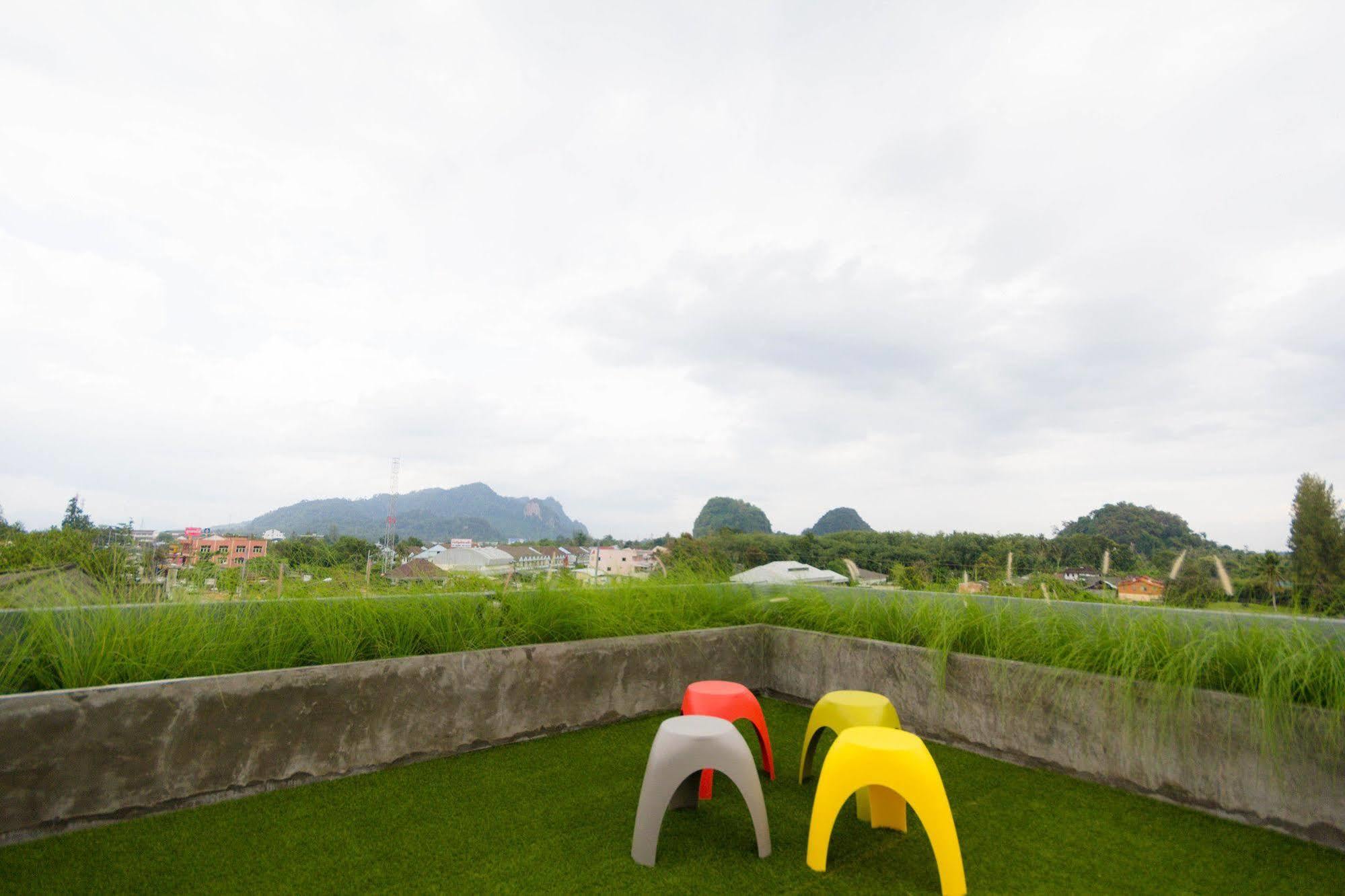Oyes Hostel Krabi Bagian luar foto