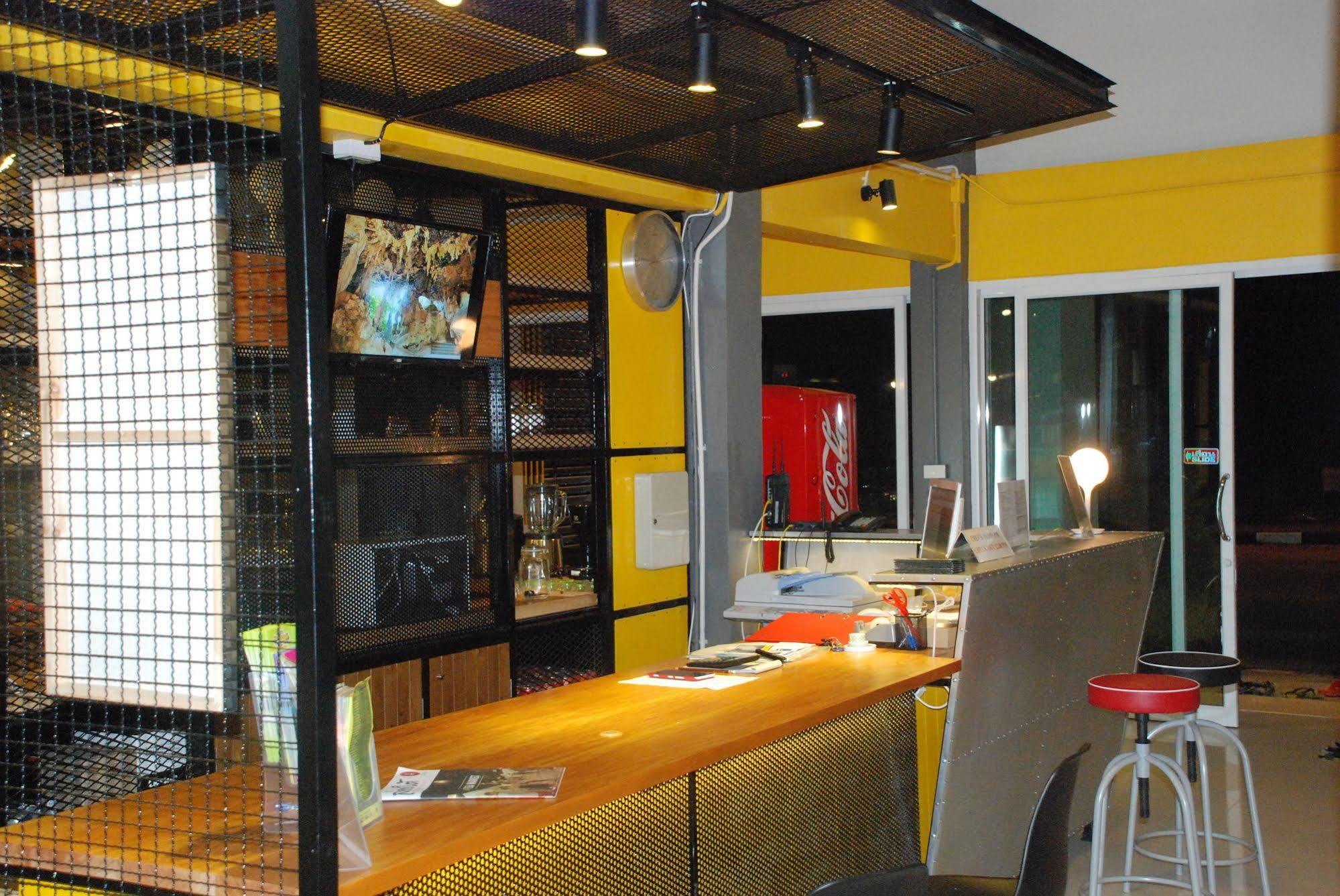 Oyes Hostel Krabi Bagian luar foto