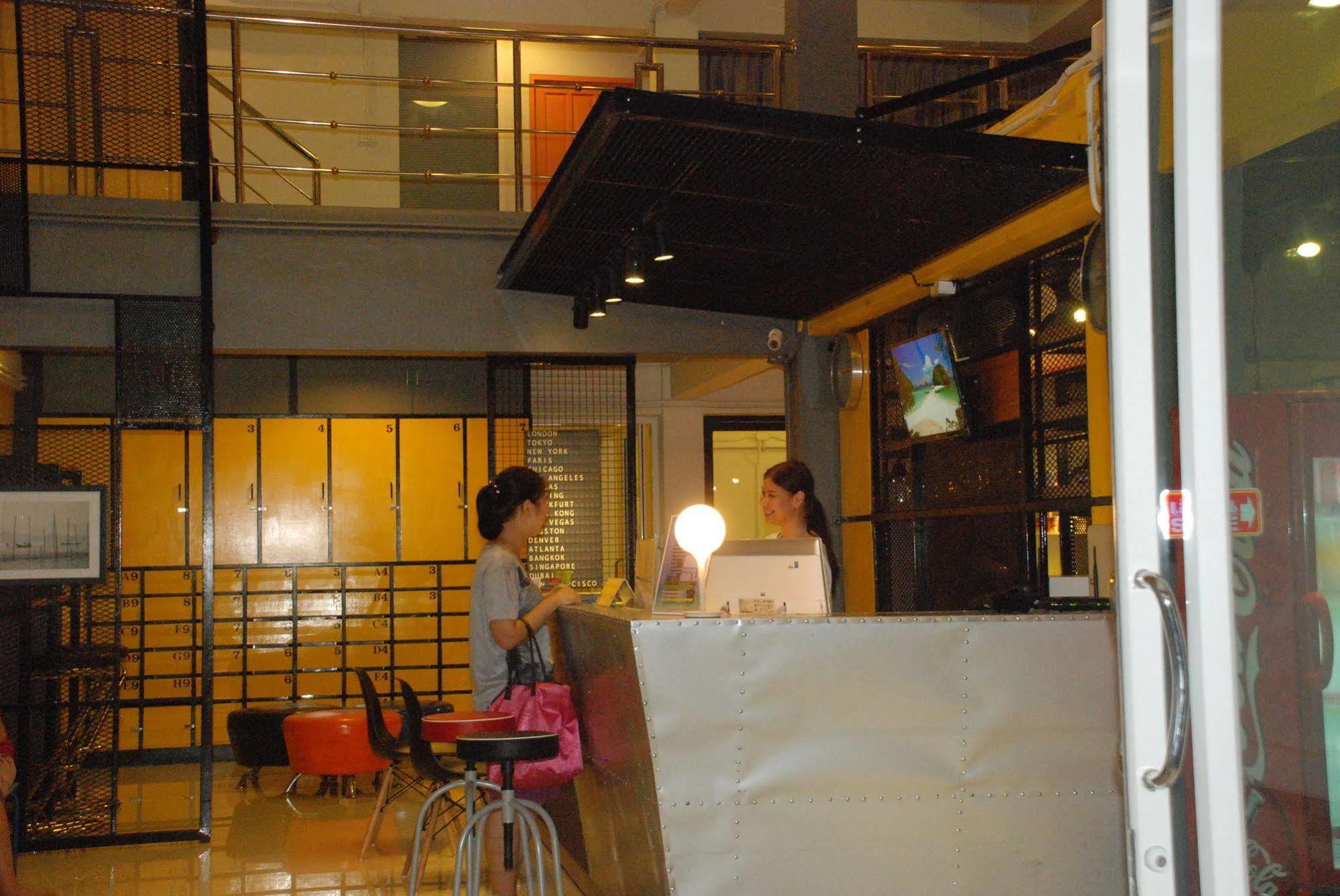 Oyes Hostel Krabi Bagian luar foto