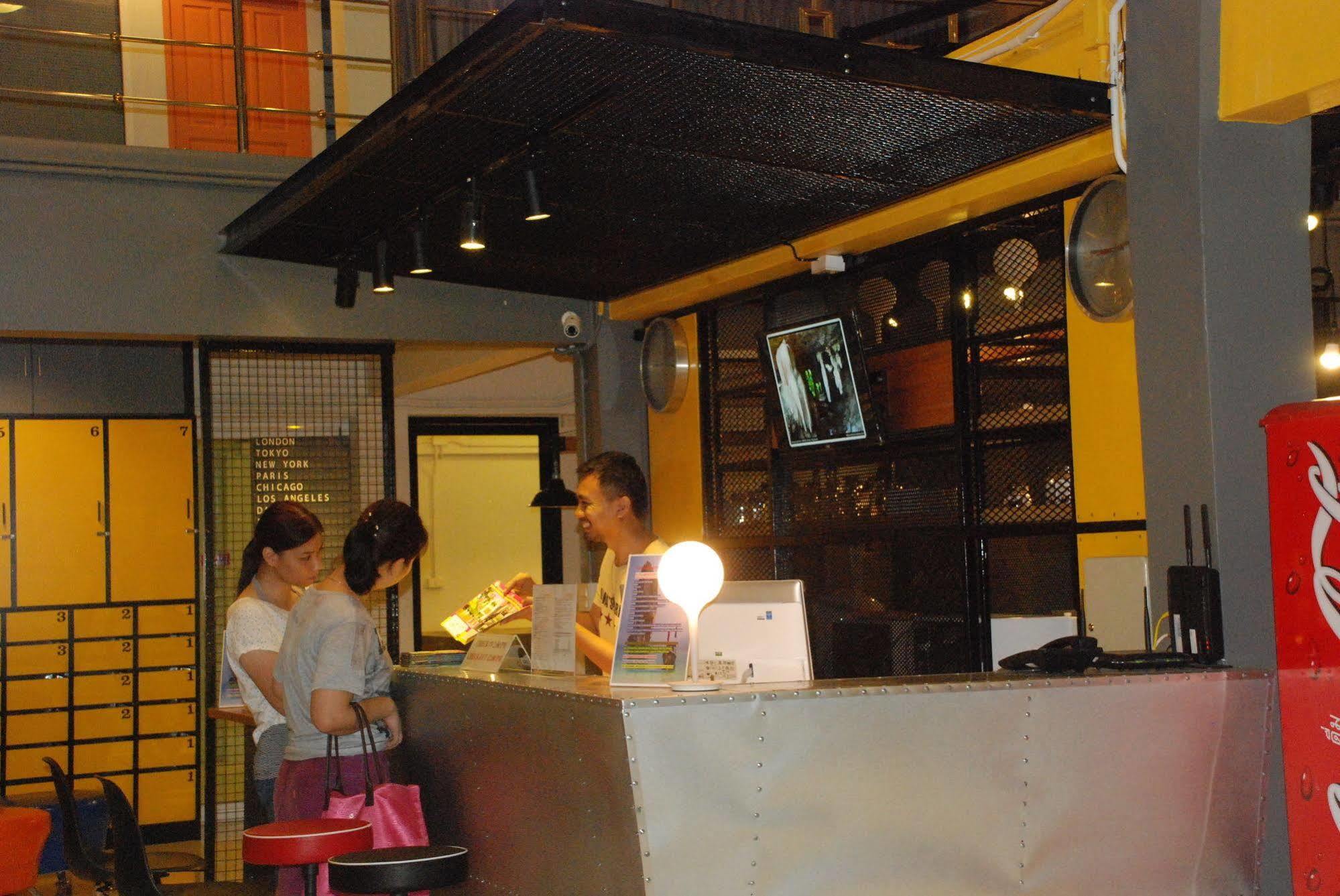 Oyes Hostel Krabi Bagian luar foto